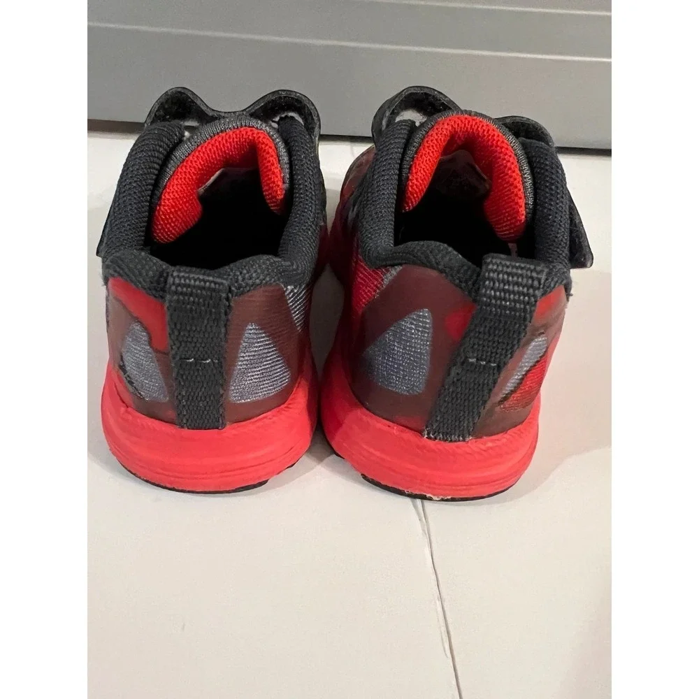 Toddler size 5 Nike Shoes (s-172)